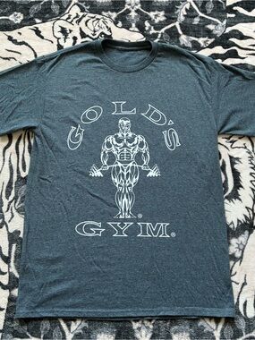 009 - GOLDS GYM GRAPHIC BARBELL WEIGHT LIFTER T SHIRT
